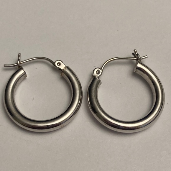 Small Simple Classic Silver Tone Hoop Earrings - Picture 1 of 13